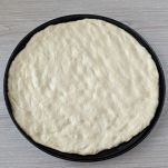 Teglia con impasto steso