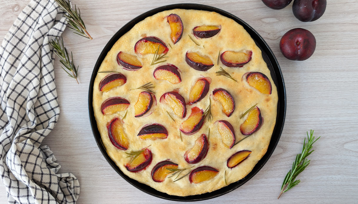 Focaccia con susine e rosmarino