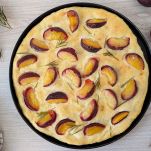 Teglia di focaccia con susine e rosmarino