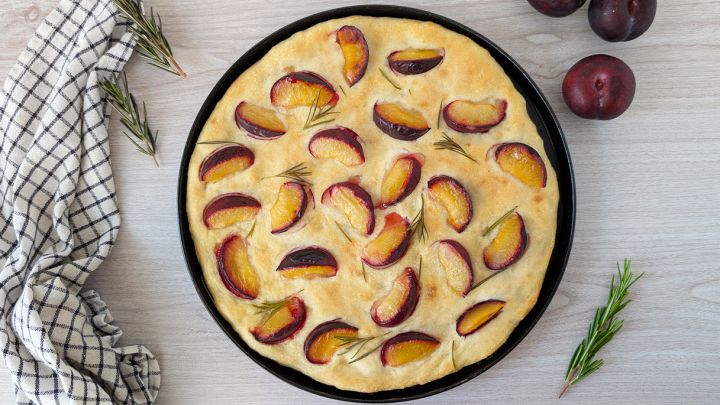 Teglia di focaccia con susine e rosmarino