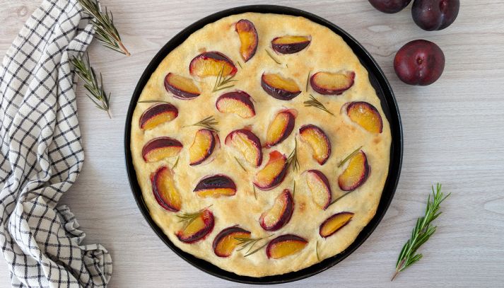 Teglia di focaccia con susine e rosmarino