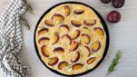 Teglia di focaccia con susine e rosmarino