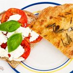 Pizza bianca con pomodoro, mozzarella e basilico