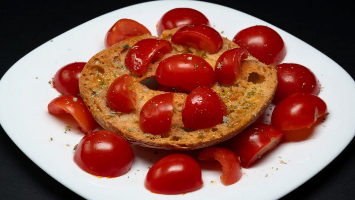 Frisella pugliese con pomodorini, olio e sale