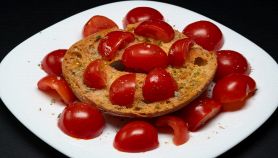 Frisella pugliese con pomodorini, olio e sale
