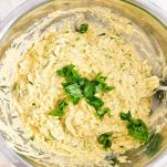 Impasto del plumcake di zucchine