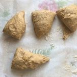 Quattro palline di impasto per i panini