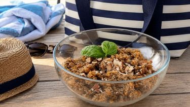 Insalata da spiaggia con borsa termica sullo sfondo