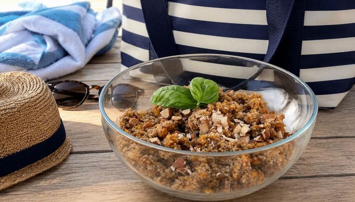 Insalata da spiaggia con borsa termica sullo sfondo