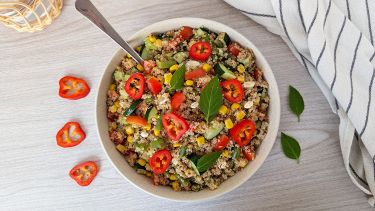 Piatto di insalata di quinoa con verdure e semi di girasole