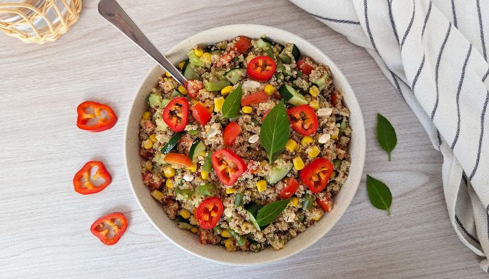 Piatto di insalata di quinoa con verdure e semi di girasole