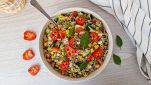 Piatto di insalata di quinoa con verdure e semi di girasole