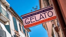 Insegna di una gelateria con gelato fatto in casa per le strade di Firenze