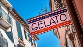 Insegna di una gelateria con gelato fatto in casa per le strade di Firenze