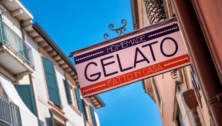 Insegna di una gelateria con gelato fatto in casa per le strade di Firenze