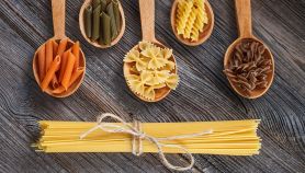 Tavolo con diversi tipi di pasta cruda