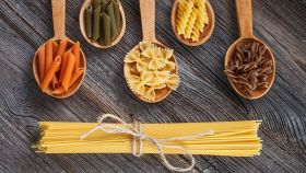 Tavolo con diversi tipi di pasta cruda