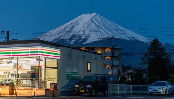 Konbini di una famosa catena con sullo sfondo il Monte Fuji innevato