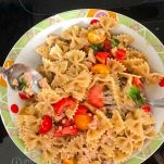 Mani mescolano le farfalle con tonno e pomodorini