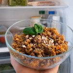 Ciotola con insalata di cuscus e frigo sullo sfondo