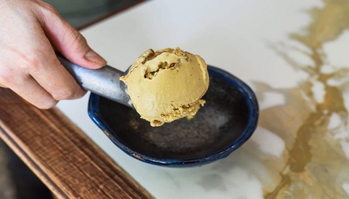Pallina di gelato nella ciotola