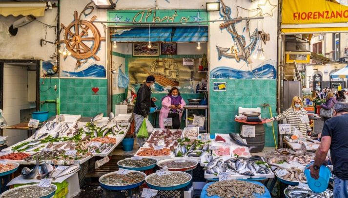 Vista di una bancarella piena di pesce azzurro in un mercato ittico italiano