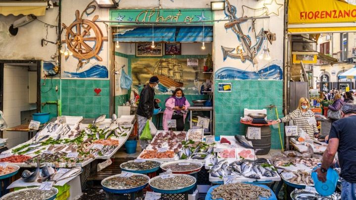 Vista di una bancarella piena di pesce azzurro in un mercato ittico italiano