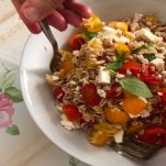 Forchette condiscono l'insalata di riso
