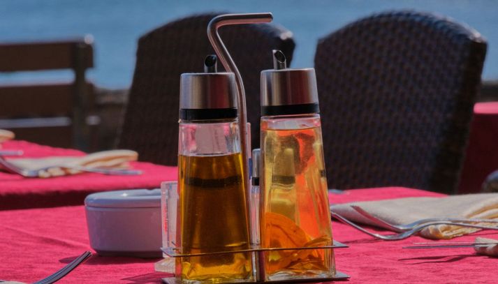 Oliera a tavola al ristorante