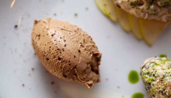 Pallina di gelato artigianale sul tavolo