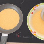 Padella con pancake in cottura
