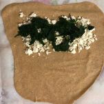 Panino con feta e spinaci da cuocere