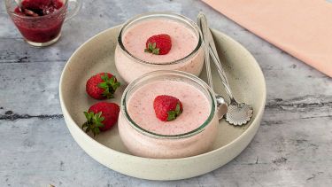 piatto con panna cotta alle fragole