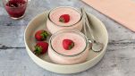 piatto con panna cotta alle fragole