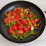 Pomodorini e asparagi in padella