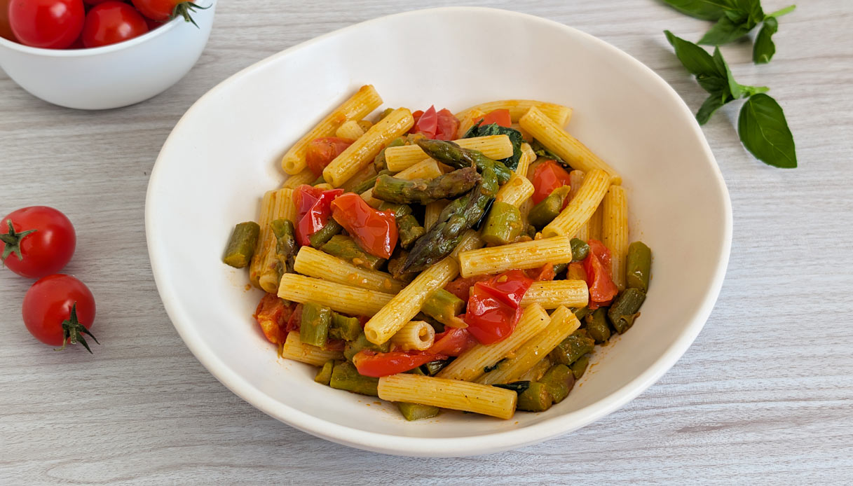 Pasta con gli asparagi e pomodorini