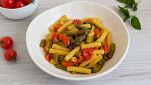 Piatto di pasta con gli asparagi e pomodorini