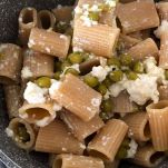 Pentola con pasta, piselli e ricotta