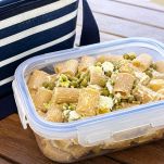 Pasta con piselli e ricotta nel contenitore ermetico