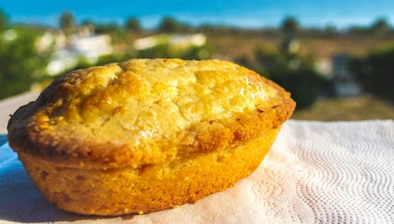 Pasticciotto salentino con mare sullo sfondo