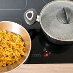 Farfalle crude da cuocere con pentola che bolle