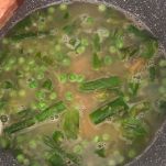 Risotto asparagi e piselli in cottura