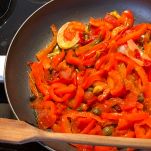 Peperoni, capperi e cipolla in padella