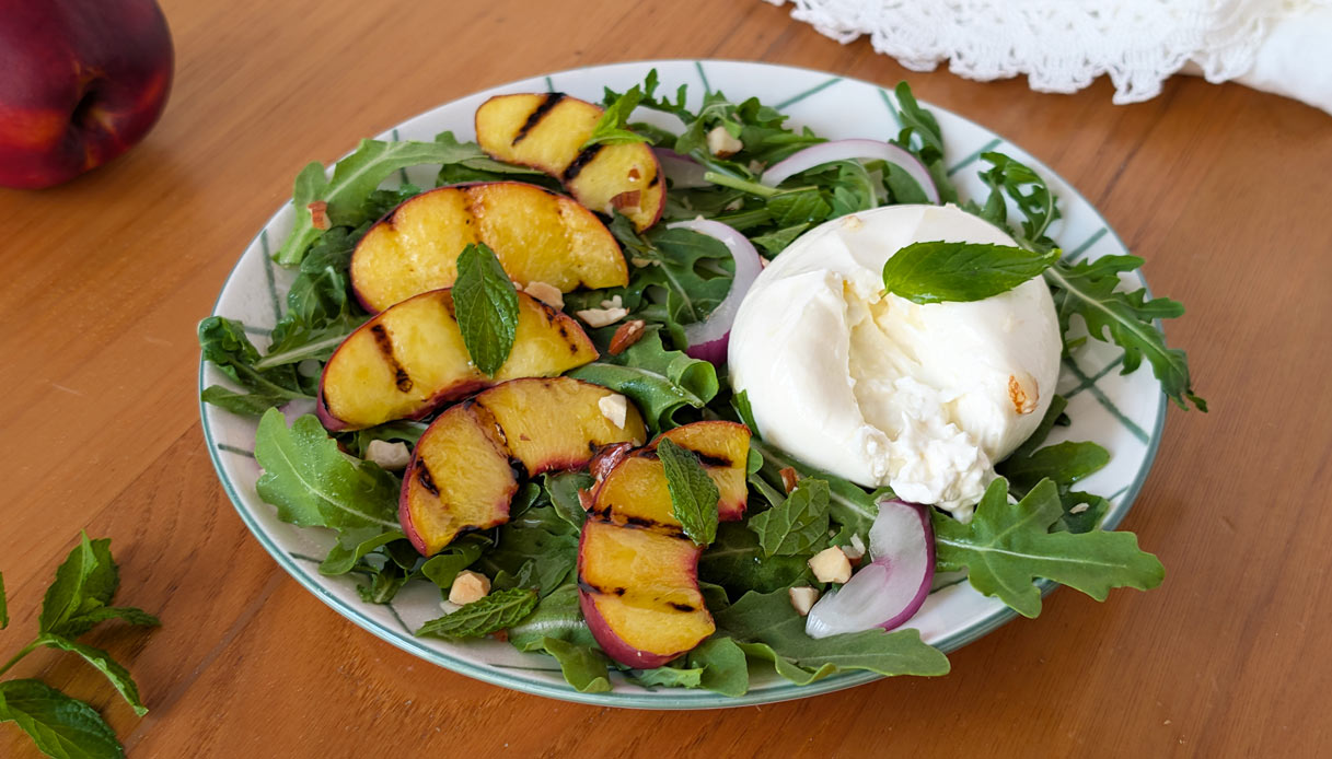 Pesche grigliate con burrata e menta