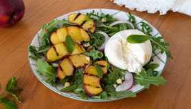 Piatto di pesche grigliate con burrata e menta