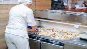 Pizzeria con chef che fa le pizze