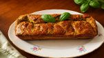 Plumcake alle zucchine nel vassoio sul tavolo