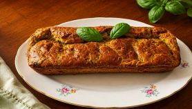 Plumcake alle zucchine nel vassoio sul tavolo