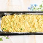 Plumcake di zucchine crudo nello stampo