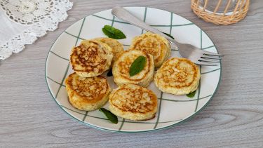 Piatto di polpette di ricotta e mentuccia